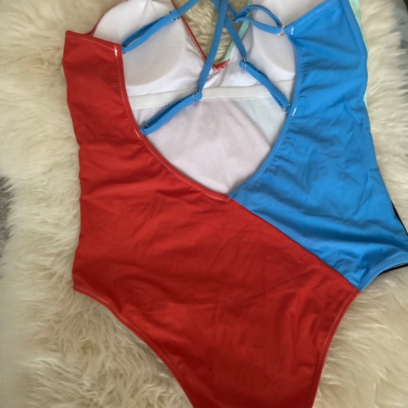 Cupshe one piece slimming swimsuit - Picture 3 of 3